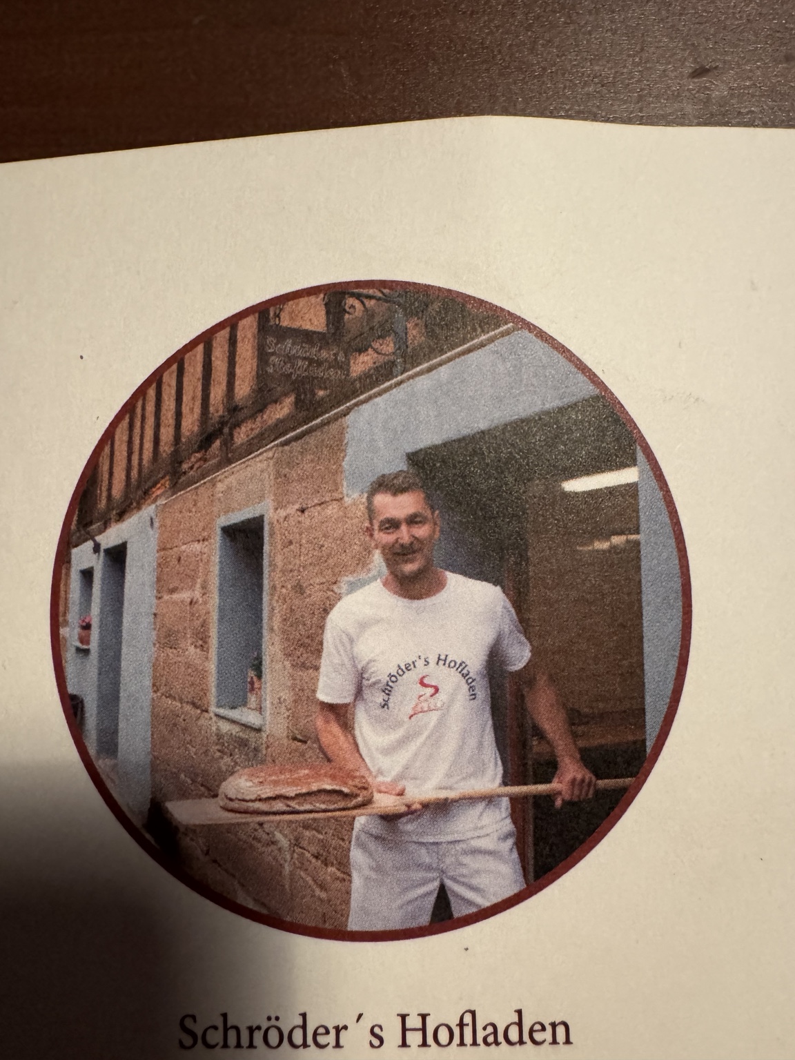 Danny Schröder vor dem Hofladen